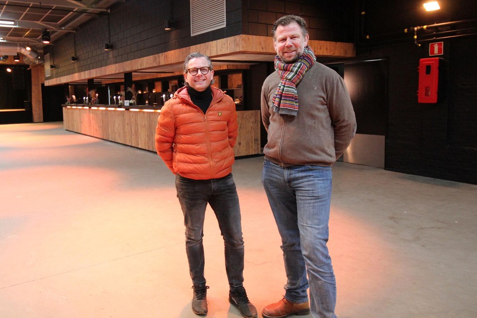 Olivier en Dimitri zien in Hangar 27 een cultuurcentrum.