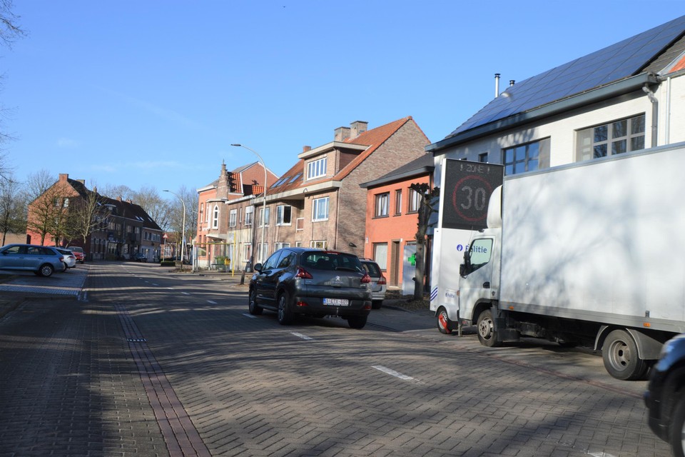 Woensdag stond er een hele dag een vrachtwagen van een bouwfirma geparkeerd voor het zone 30-waarschuwingsbord van politiezone Voorkempen. Dat hielp het opzet natuurlijk niet.