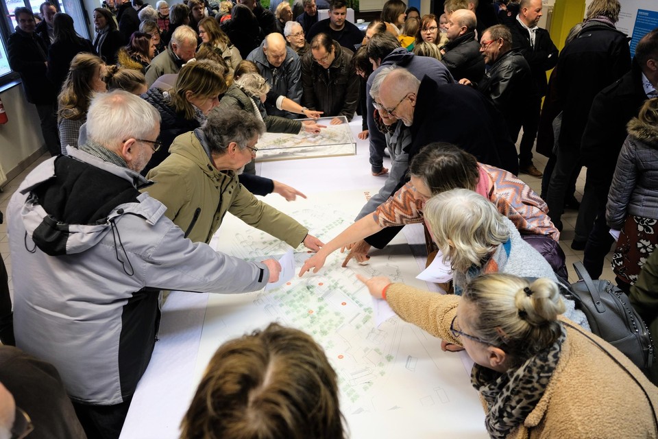 Buurtbewoners bekijken de plannen tijdens een eerder infomoment.