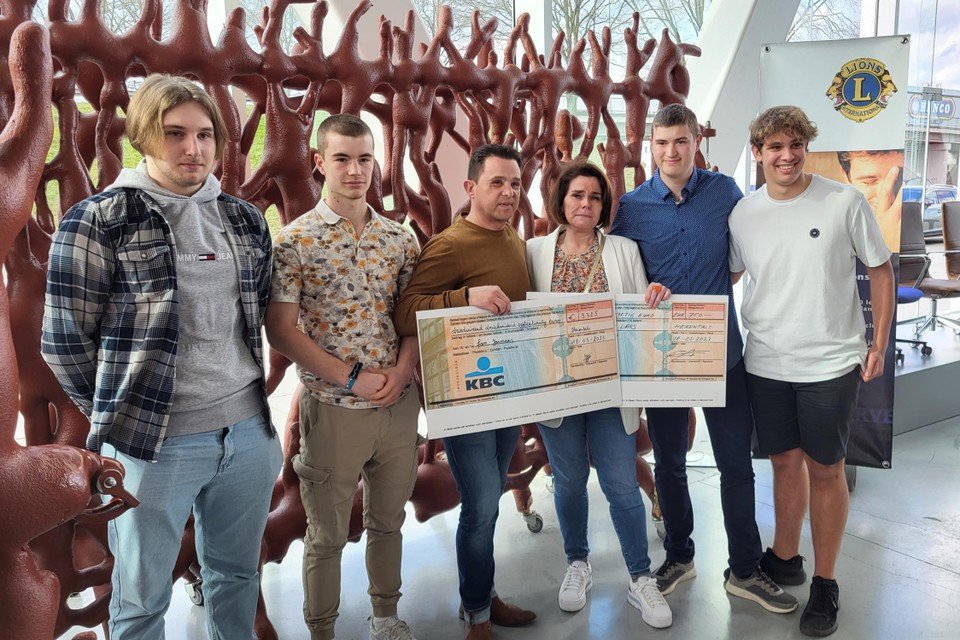 Lars' parents Guy and Debby Janssens-Van Den Borne (middle) are touched when they receive the checks for a combined amount of 4,075 euros from Aksel Sluyts, Gutte Weuts (both left), Mateo Horemans and Thibe Piessens (right).