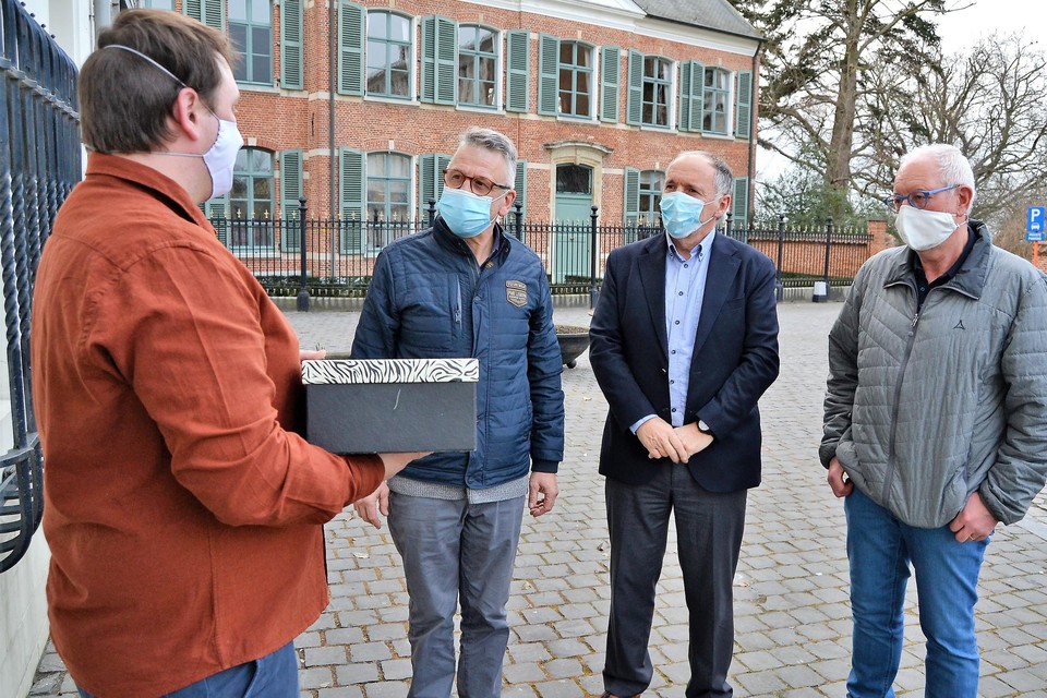 Mathias Van Loo en Herman Claes overhandigden de petitie namens alle Zonderschotse verenigingen aan burgemeester Luc Vleugels en schepen Eric Verbist.