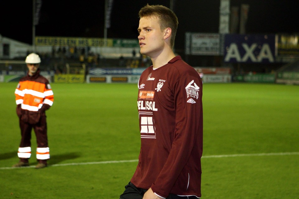 Mignolet druipt ontgoocheld af. Hij debuteert bij STVV met een 0-1-nederlaag tegen AA Gent.