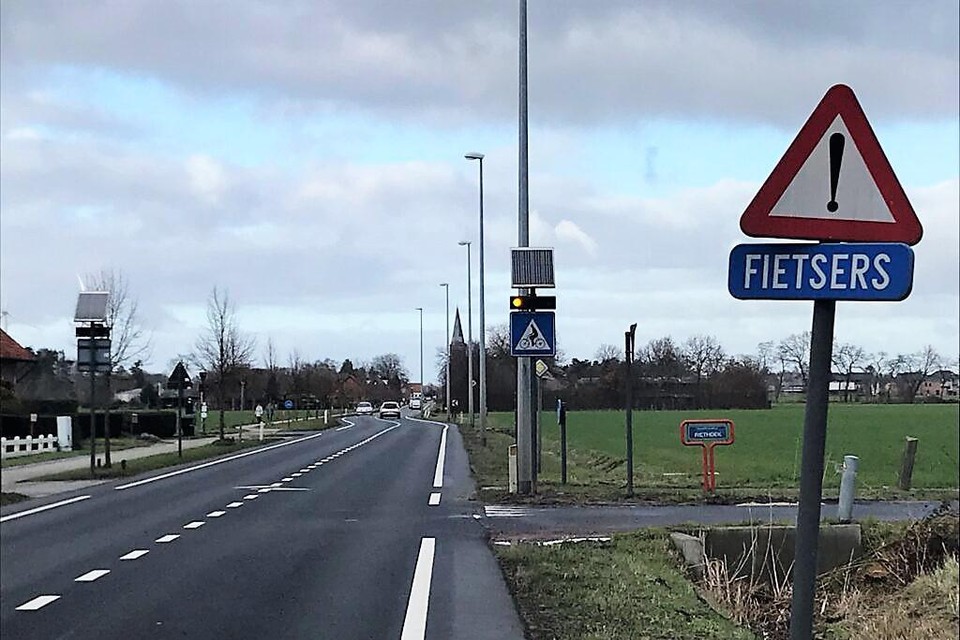 Een bi-flash verkeersbord langs de Wuustwezelsteenweg.