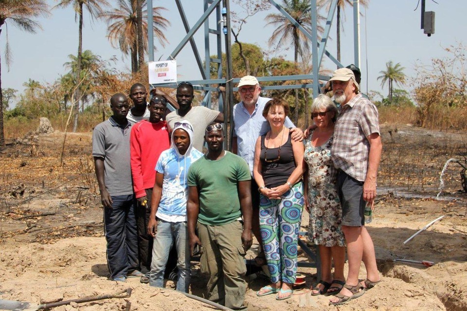 François, Rita en hun vrienden installeren watersystemen in Gambia.