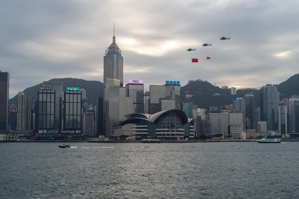 Helikopters met vlaggen van China en Hongkong eraan vliegen over de stad. Hongkong zet boten en helikopters van Europese bedrijven in bij het repressieve beleid.