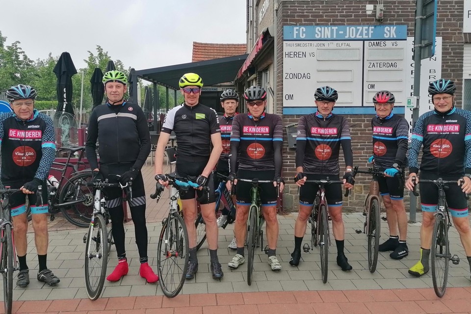 220 coureurs schreven zich in aan café Sport in Rijkevorsel, onder wie ook enkele wielertoeristen van het IJsklokje uit Ravels.