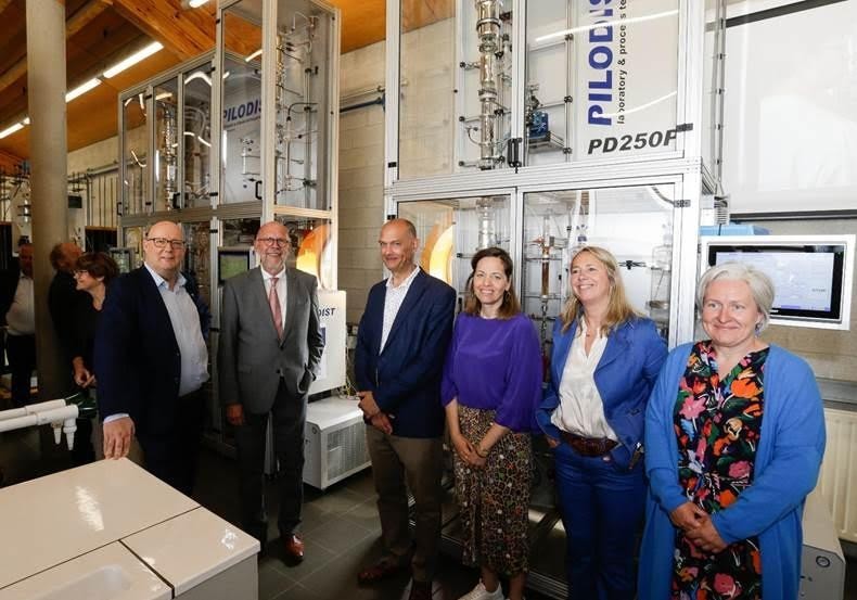 Jan Remeysen, Luk Lemmens, Bart Roggeman, Katrien Dingemans, Daniëlle Segers en Margo Carvers.
