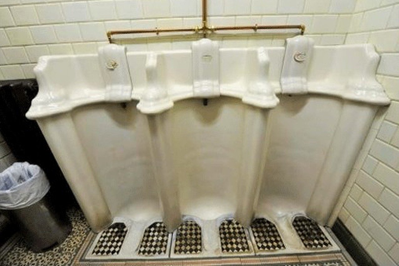 bekken Mus maak het plat Frans koppel leeft al jaar in openbaar toilet | Gazet van Antwerpen Mobile