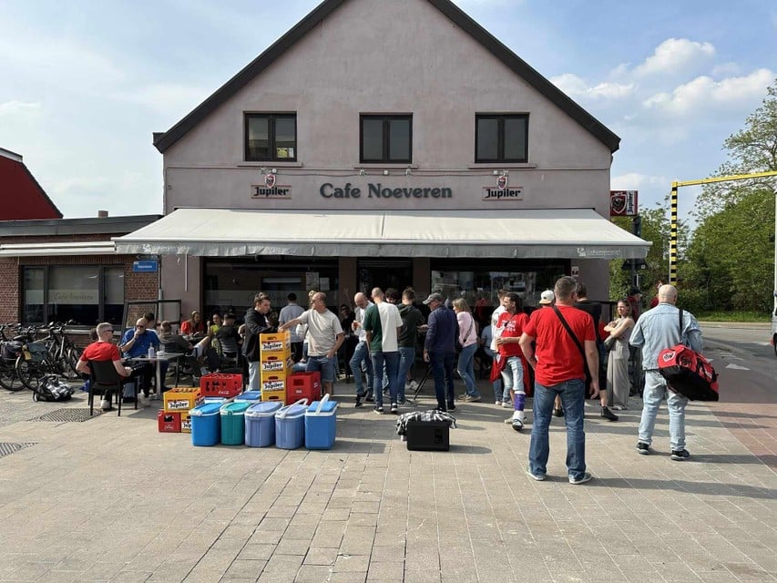 De supporters maken zich aan lokaal café Noeveren klaar om met de bus naar de bekerfinale te trekken.