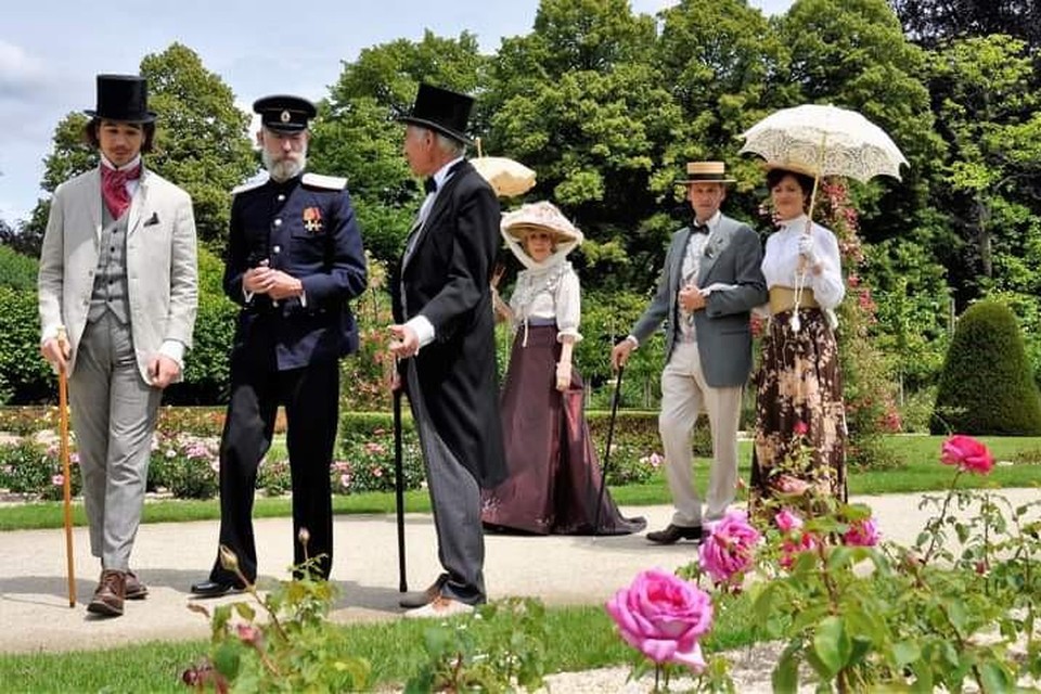 De dames en heren van Studio Belle-Époque in de rozentuin van het Vrijbroekpark.
