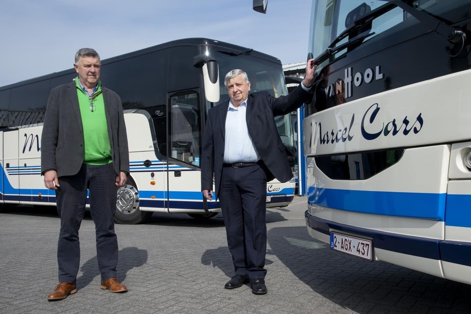 Walter en broer Fernand Meeus zijn trots op hun twee nieuwe autocars.