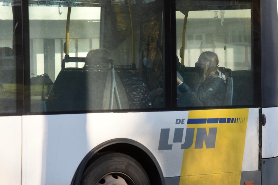 Een buschauffeur van De Lijn schakelde op 27 januari in Turnhout de politie in omdat een passagier zijn mondmasker niet correct droeg. De reiziger, Redouan K. uit Turnhout, reageerde agressief toen de inspecteurs hem aanspraken. 