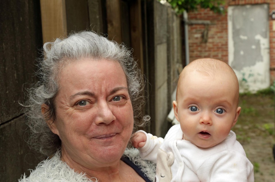 Bij Ann Van Puyenbroeck (nu 54) zit na 32 jaar de evacuatie nog in haar geheugen. Hier is ze samen met haar kleinkind Mona. 