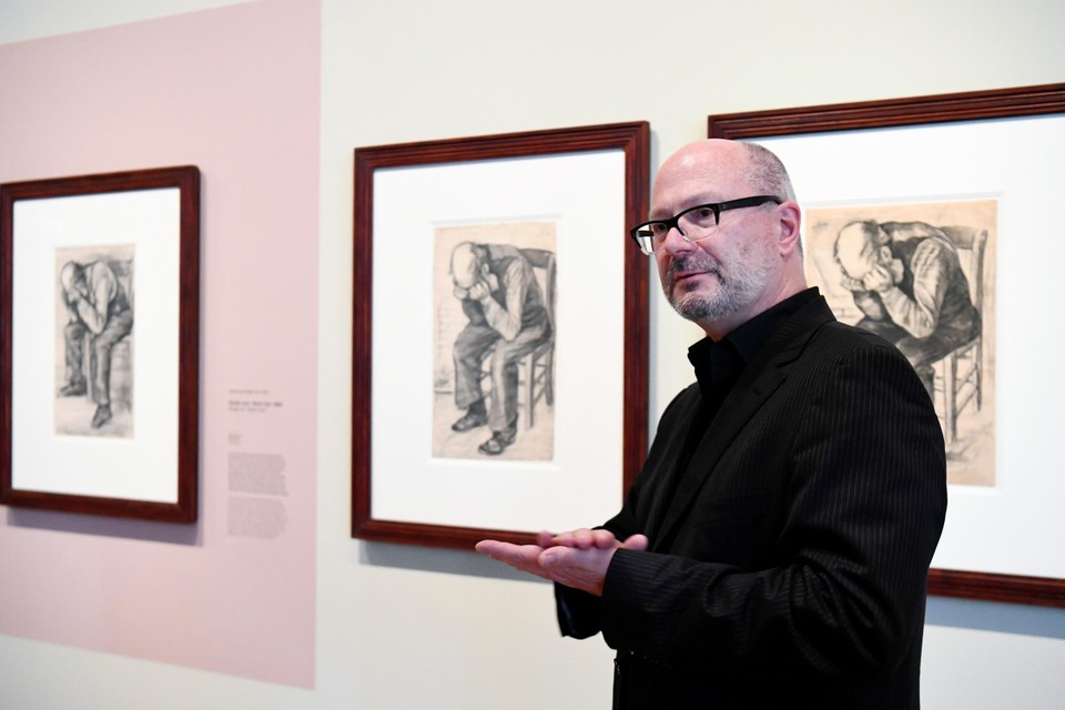 Teio Meedendorp, senior onderzoeker bij het museum bij de tekening ‘Worn out’