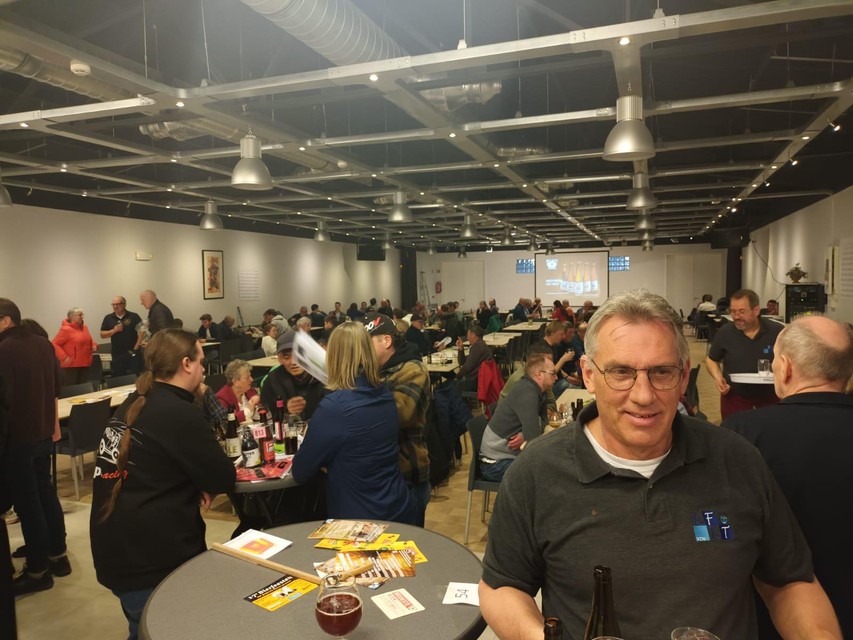 Zaal Ligahof in Lichtaart liep weer goed vol voor het tiende Lichtaarts Bierfestival.