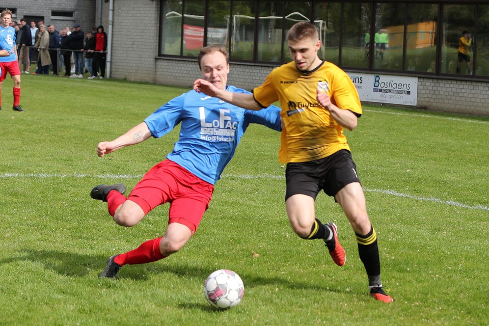 Flandria-speler Geert Lauwers probeert de tackle van Jasper Verswyvel te ontwijken.