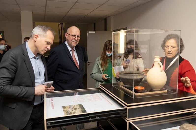 Minister Diependaele en gedeputeerde Lemmens bij een archeologische kijkkast. 