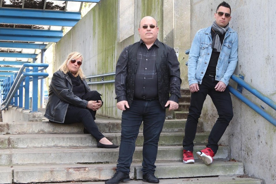 Zanger Jay Thompson (midden) met muzikant Jiri Van der Parre en backing vocal Nel Black.