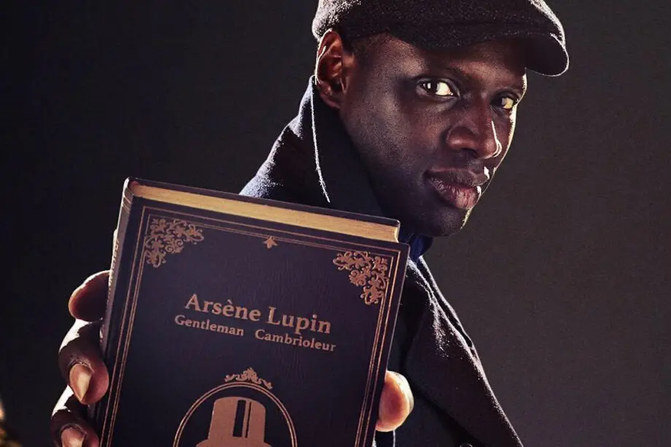 Omar Sy alias Assane Diop, de gentleman-inbreker die zich spiegelt aan romanfiguur Arsène Lupin. 