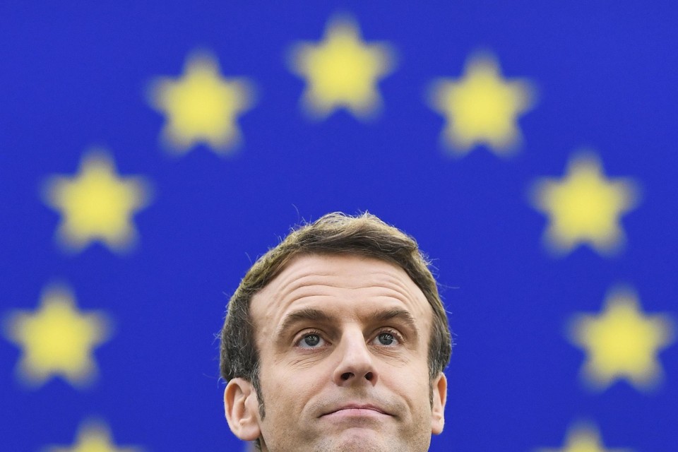 Frans president Emmanuel Macron probeert Poetin nog te charmeren, collega’s van hem zien het helemaal anders. 