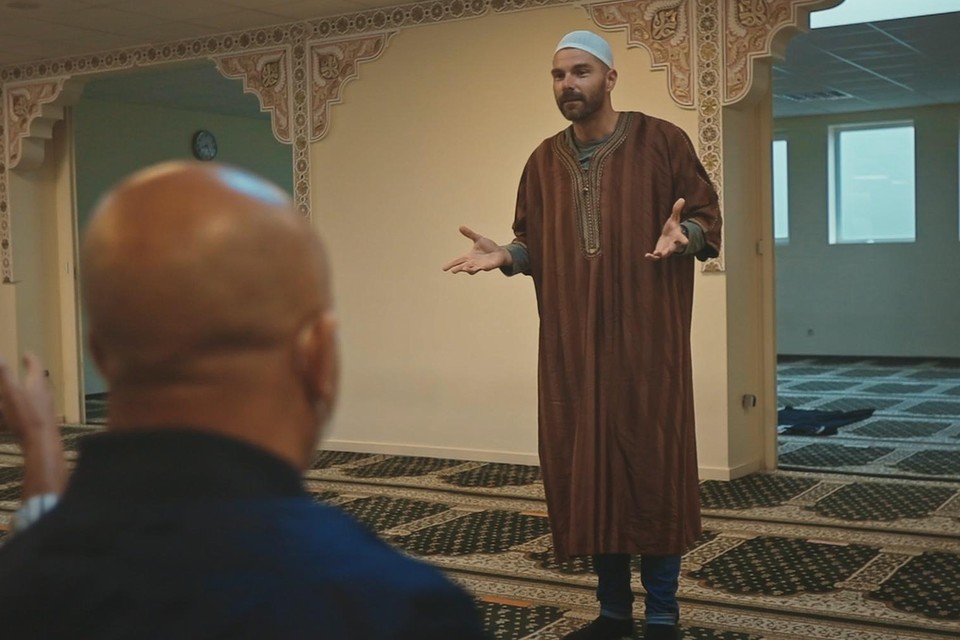 Onder het oog van enkele imams mocht Kobe Ilsen enkele djellaba’s passen.