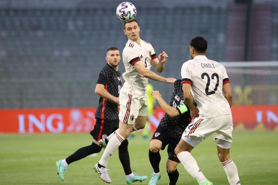 Thomas Vermaelen voor het EK in actie tegen Kroatië. Onder meer in zijn kopspel blinkt hij uit.