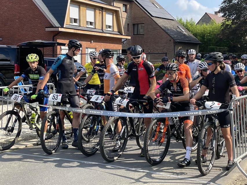 De solorijders maken zich klaar voor het startschot.
