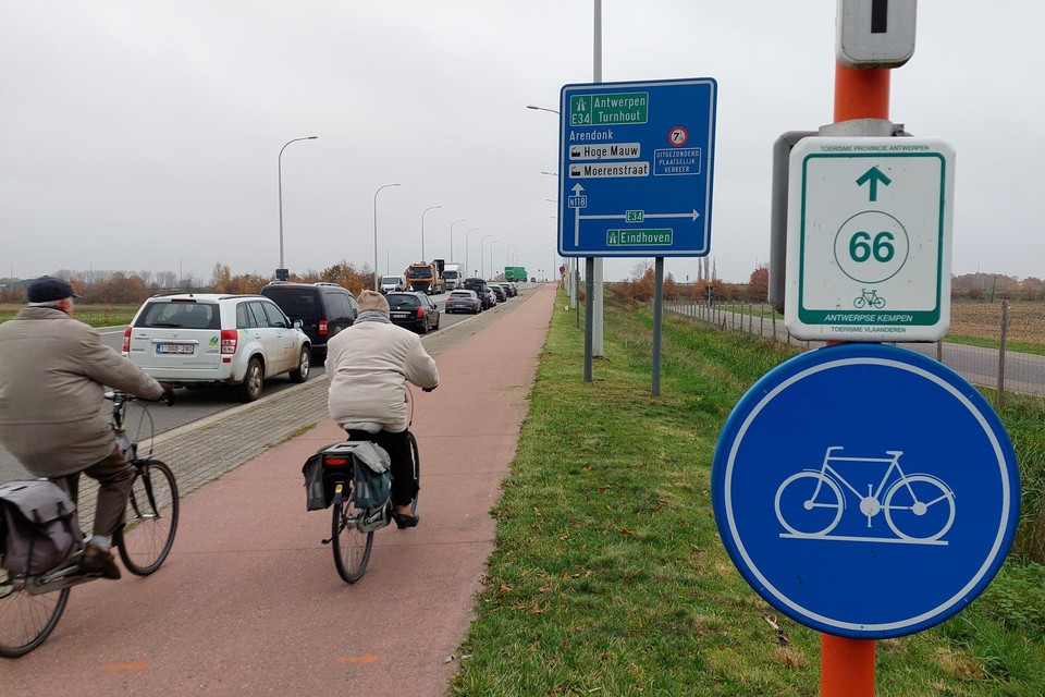 De ontdubbeling van het fietspad langs de N118 Arendonk-Retie zal vooral op de brug over de E34 de veiligheid van de fietsers ten goede komen. 