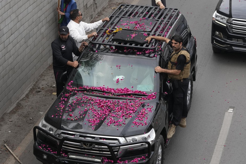 De auto waarin premier Imran Khan zat