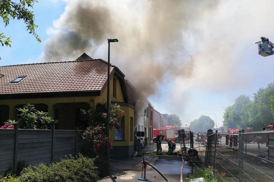 In een mum van tijd verwoeste een uitslaande brand een woning op de Jubellaan.