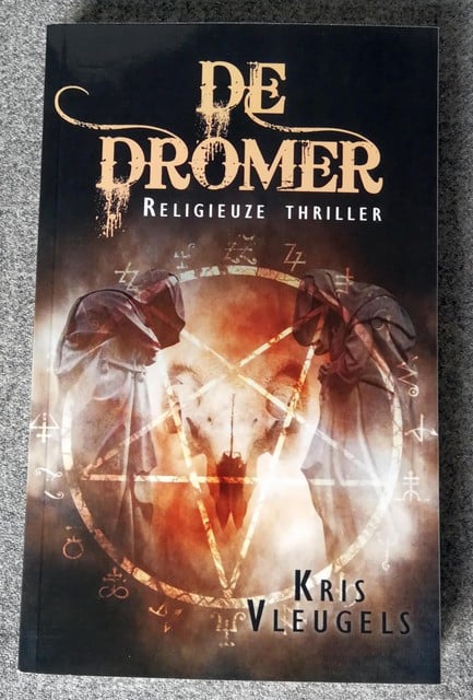 De Dromer is de debuutroman van Kris Vleugels, de laatste die zich aan het schrijven waagde. 
