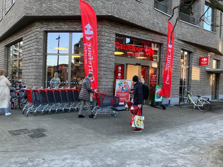 Op de gelijkvloerse verdieping opende woensdag een nieuwe supermarkt van Carrefour. 