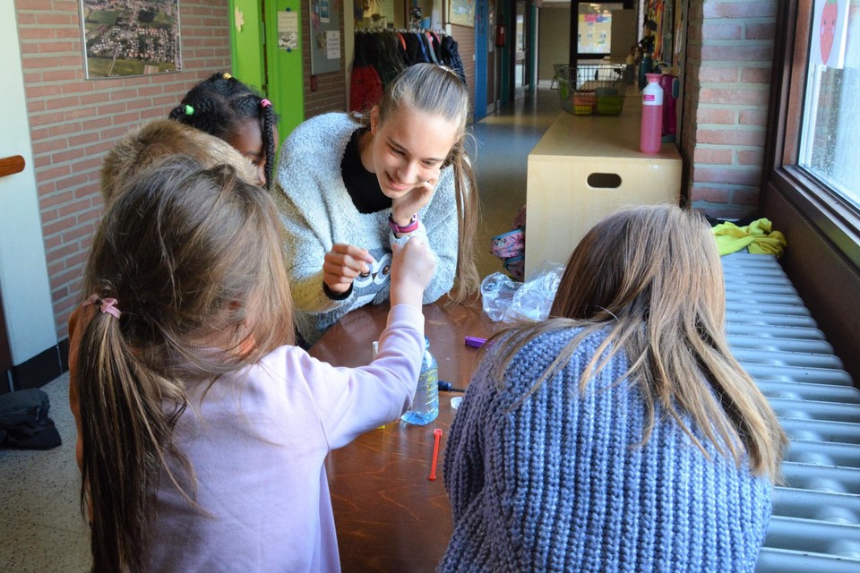 Hanne voert tijdens de Youca Action Day een chemisch proefje uit met de leerlingen van het tweede laarjaar.