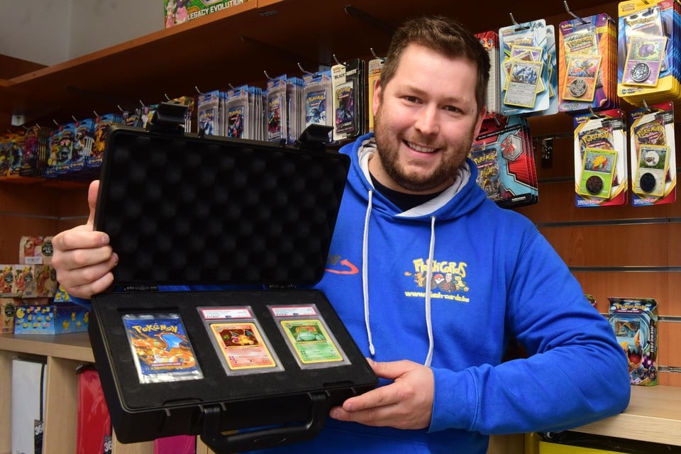 Yves Bruynen met zijn zeldzame Pokémonkaart. Die verdwijnt na de fotoshoot meteen terug in een kluis bij de bank.