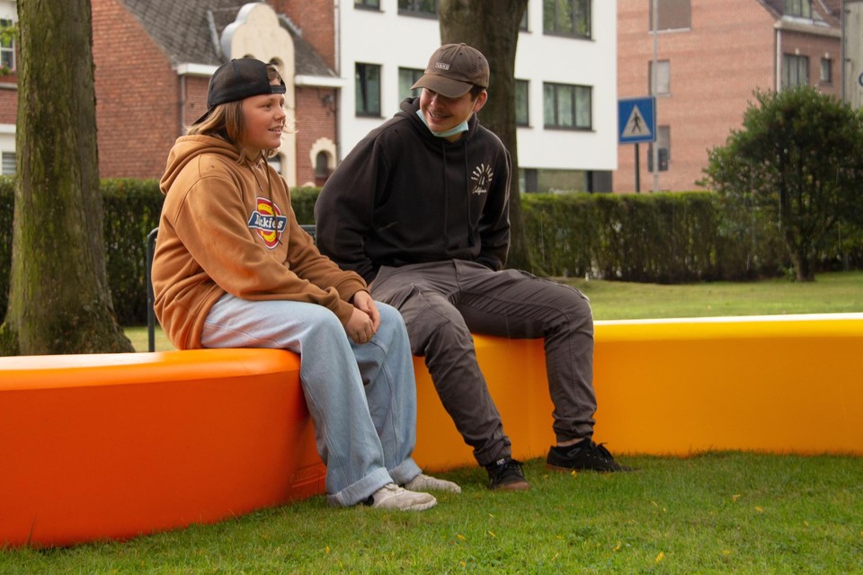 De kleurrijke zitbanken trekken binnenkort rond in de stad.