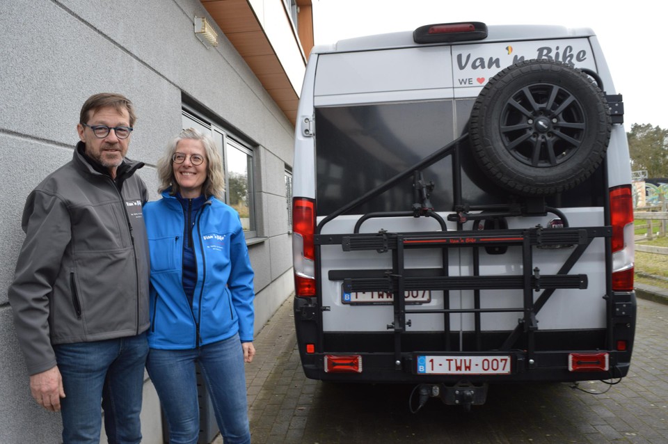 René en Kristine van Van ’n Bike, hun eigen fietsdraagsystemen, geschikt voor een camperbus met openklappende deuren achteraan.
