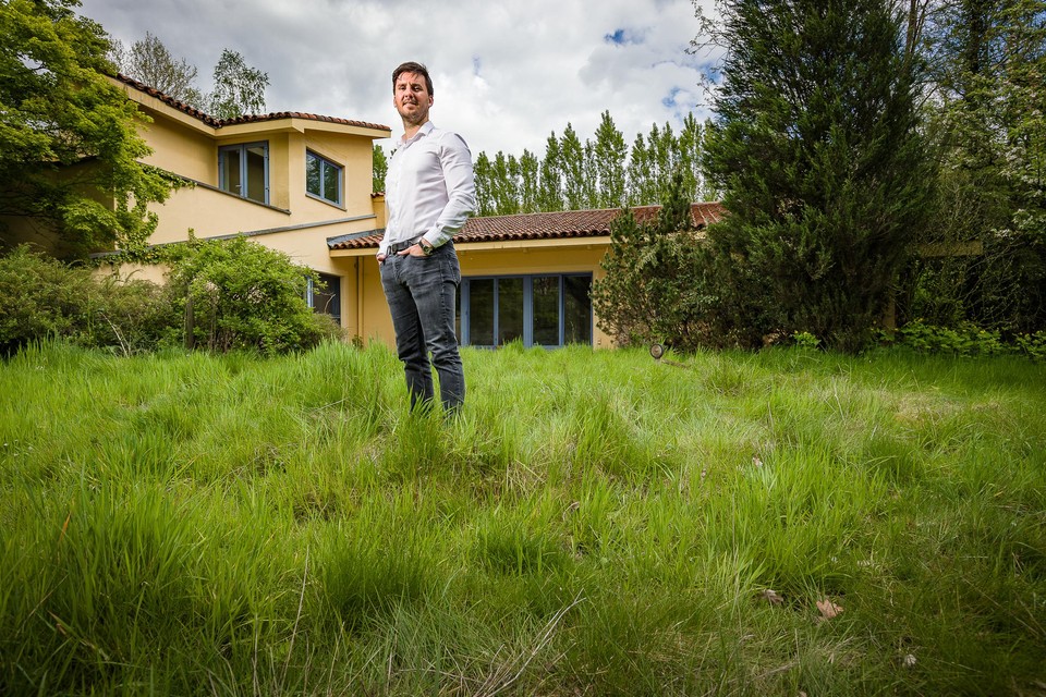 Projectontwikkelaar Jordi Busschop aan de zuiderse villa die wordt gesloopt.