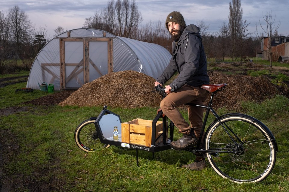 Lukas Mees maakt als kleinschalige bioboer gebruik van een bakfiets voor leveringen.