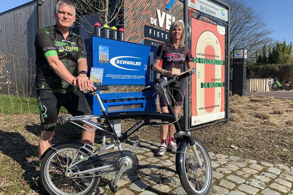 Peter Van Den Abbeele en Carina Cortebeeck van de Schorretrappers met de ‘In-A-Box’-fietsroute aan de automaat aan fietsknooppunt 26 en de te winnen fiets met de fietszoektocht.