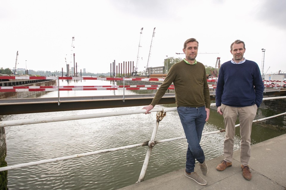 De broers Anthony en Olivier Fémont van Aggéres bij de Royerssluis, die ze mogen beveiligen tegen mogelijke overstromingen.