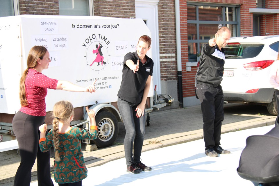 Dansschool Yolo Time op de jaarmarkt.