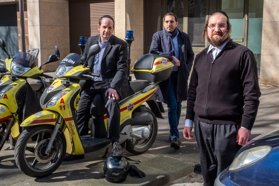 Vlnr. Samuel Markowitz, Tomer Reuveni en Moshe Grunhut. “Soms zien mensen een joods gezin op straat lopen met verschillende kinderen. De eerste reactie is er vaak een van afwijzing. Want joden zouden zich niet houden aan de voorschriften. Dat klopt niet.”