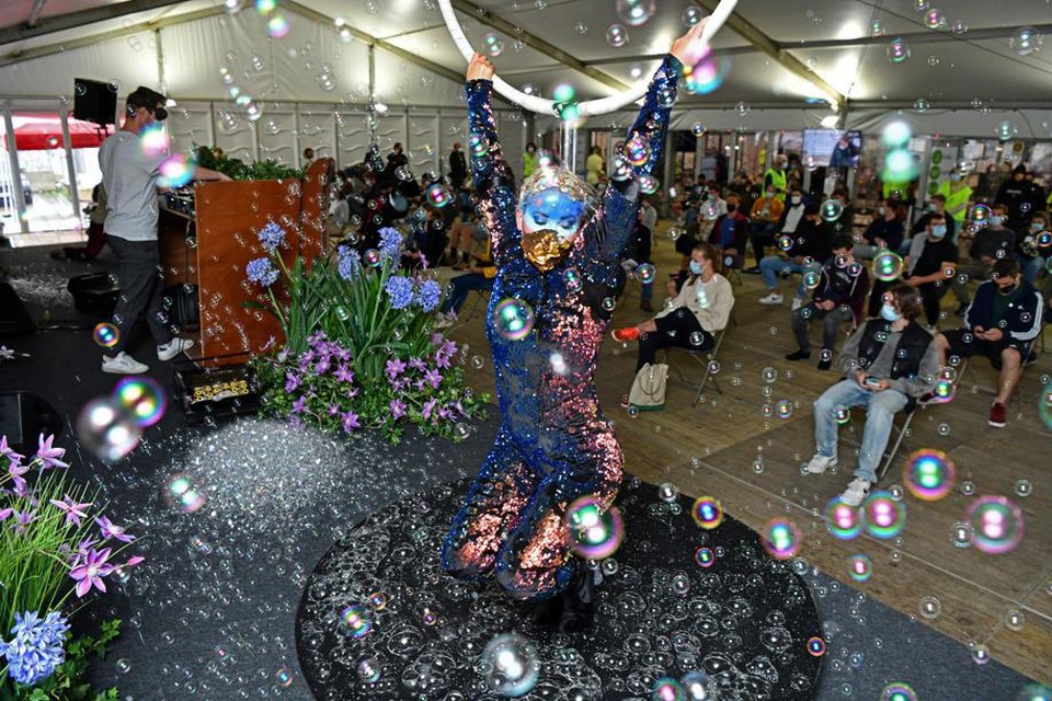 Een dj en danseres maken er een feestje van in de wachtzaal.