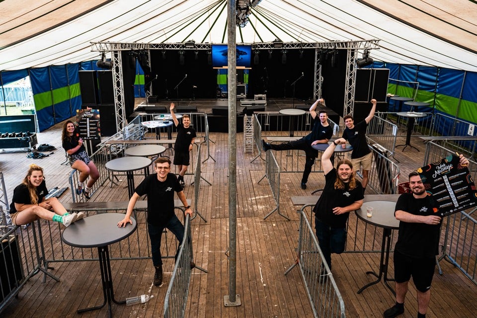 Het bestuur van jeugdhuis Malmejo in de boxen voor acht personen in de tent.