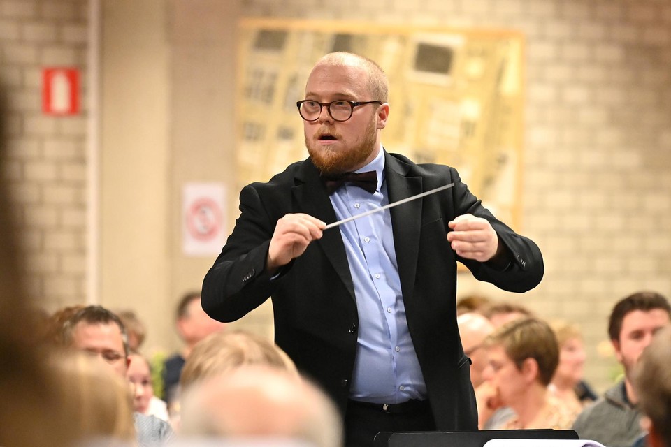 Ben De Ridder, de nieuwe dirigent van  De Wijngaard-Vrijheidsvrienden hield zijn harmonieorkest meteen goed in de maat.