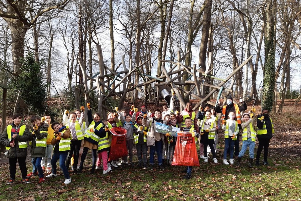 Het vierde leerjaar ging opruimen in het park.
