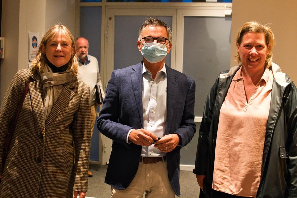 Ilse Daems, Wouter Coox en Kathleen Verbeeck (WildvanHoof!) brachten de petitie naar de gemeenteraad.
