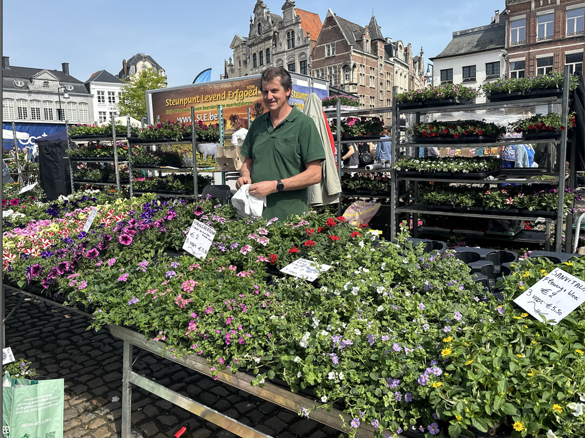 “Mensen zijn sinds de pandemie meer bezig met groen”, aldus bloemenverkoper Wim Pieters.