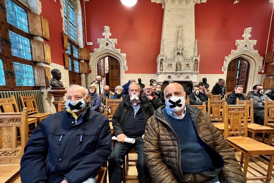 Met tape op de mond hebben de actievoerders plaatsgenomen in de raadzaal van het stadhuis. 