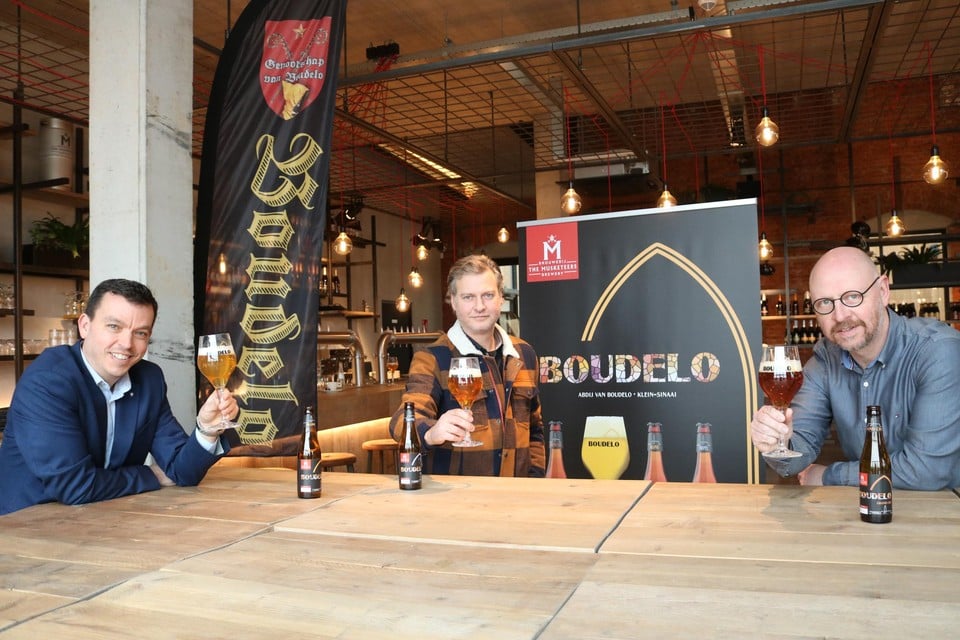 vlnr: Tony De Wilde, Gunter Van Campenhout en Stefaan Soetemans proeven het Boudelobier.